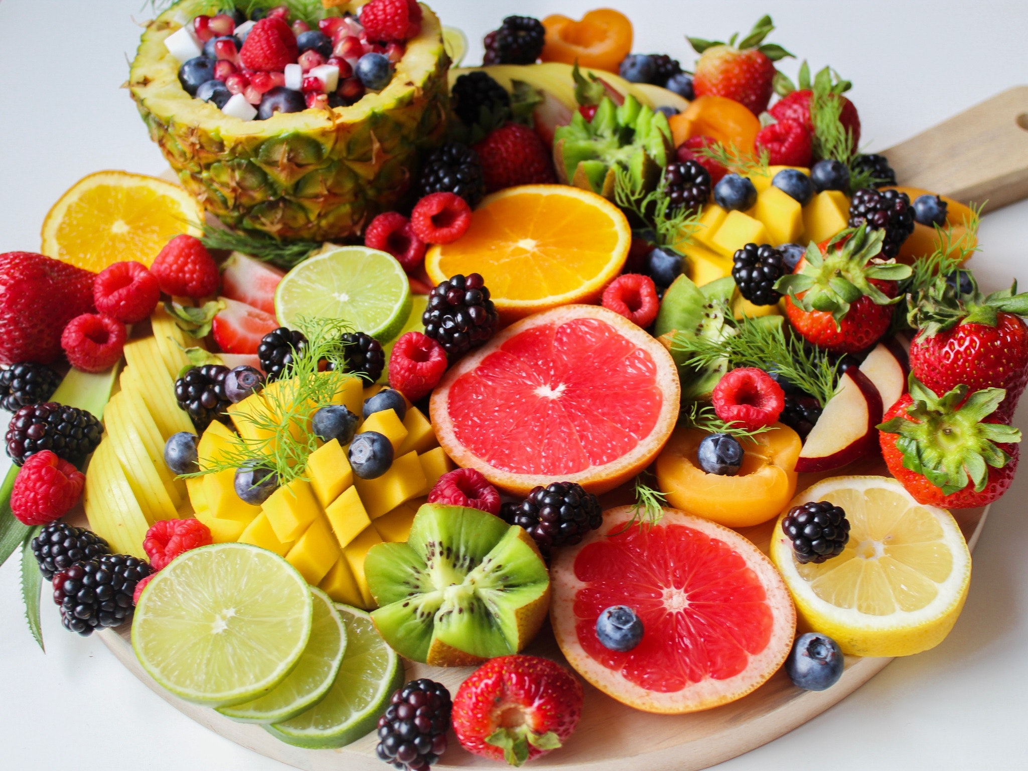 sliced-fruits-on-tray-1132047